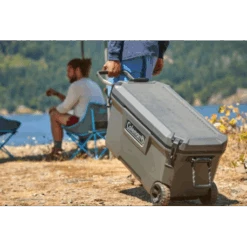 Ghiacciaia Coleman Convoy 100 Qt Wheeled 13 Ghiacciaia Coleman Convoy 100 Qt Wheeled -Vendite Lando Sport ghiacciaia coleman convoy 100 qt wheleed mantenimento cibo bevande fredde fino a 5 giorni 97 litri antibatterico 2213849 6